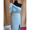 Dlhé spoločenské bledomodré priliehavé šaty s čipkou