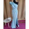 Dlhé spoločenské bledomodré priliehavé šaty na jedno rameno