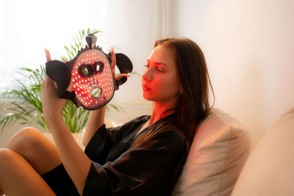 Salón doma: prečo ženy volia LED masku pred kozmetičkou