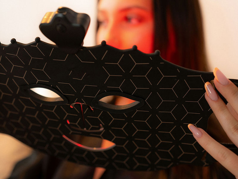 LED pre psoriázu: Ako svetlo spomaľuje bunkový „chaos“ a vracia pokožke pokoj