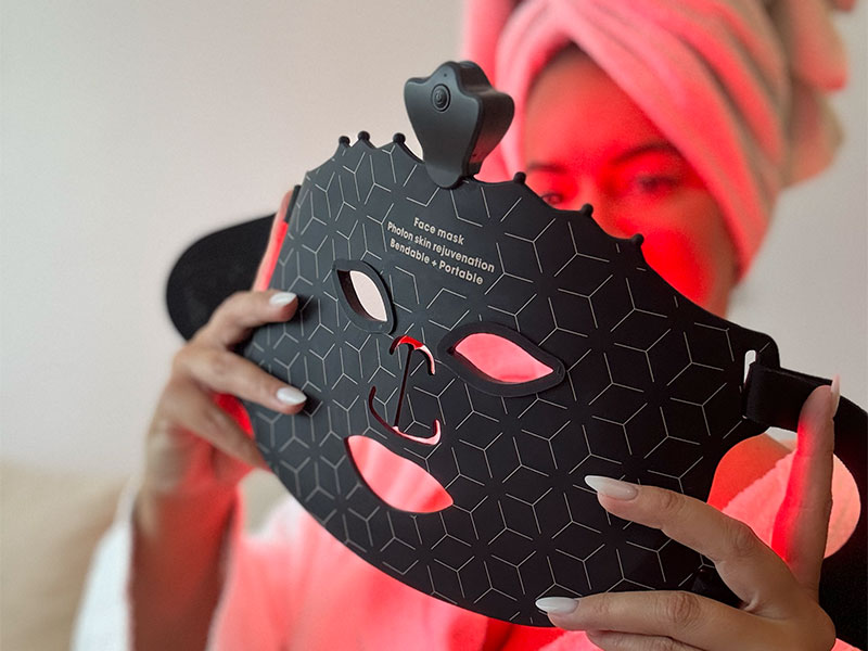 Červené LED svetlo pod lupou: Ako 630–660 nm prebúdza kolagén a vracia pleti mladosť – bez ihiel a bez bolesti