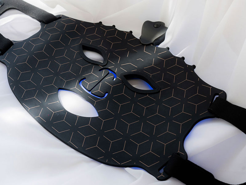 LED vs. Retinoidy: Ktoré je lepšie na vrásky, akné a žiaru? (Porovnanie 2025)