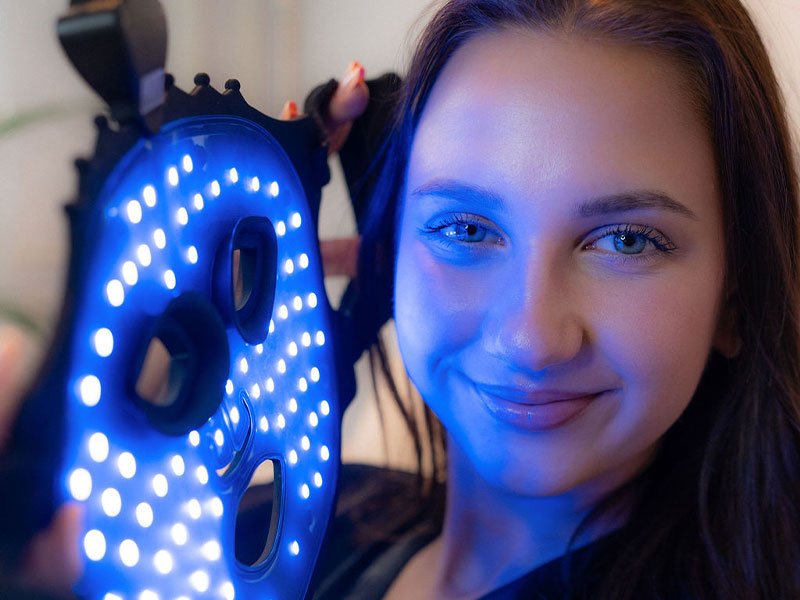 Modré LED svetlo pod lupou: Ako 415 nm zabíja akné baktérie – a prečo nie je pre každého