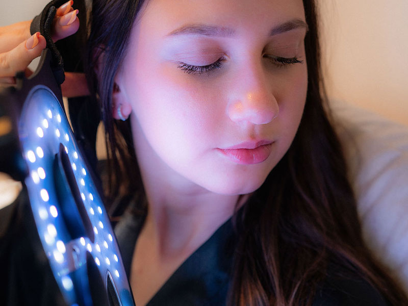 LED pre akné: Ako svetlo vyčistí pleť rýchlejšie ako benzoylperoxid – bez vysušenia