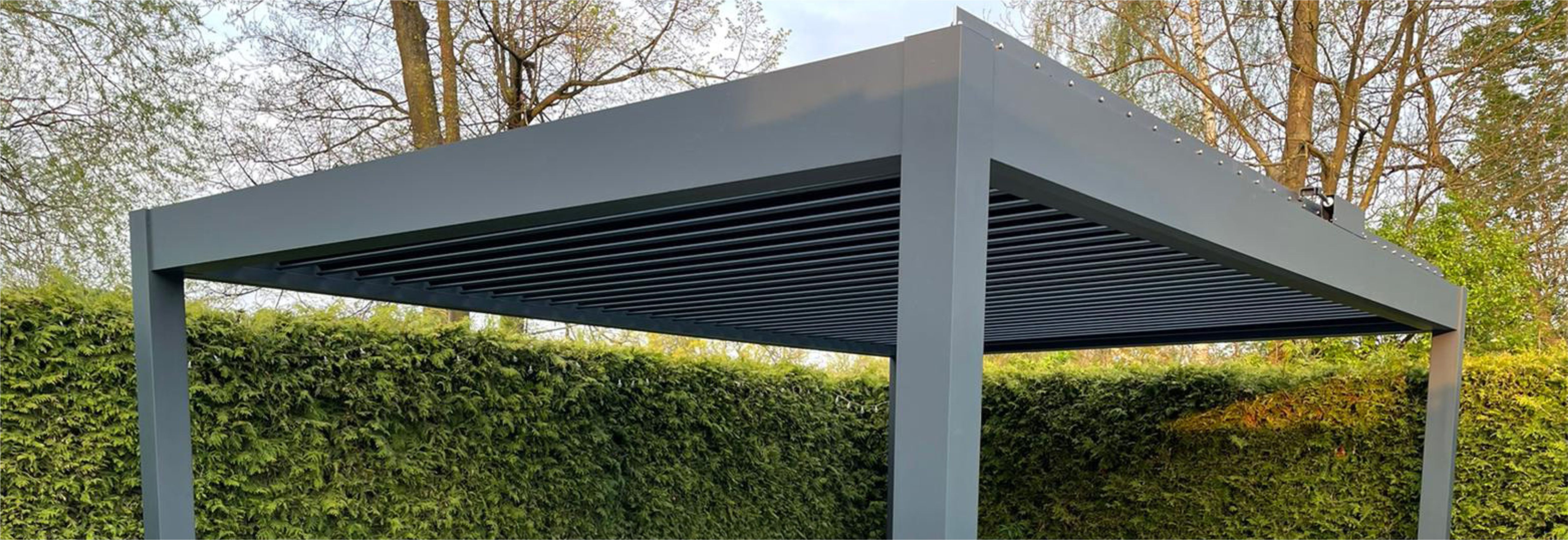 Elegantní hliníková pergola u bazénu – ochrana před sluncem i deštěm