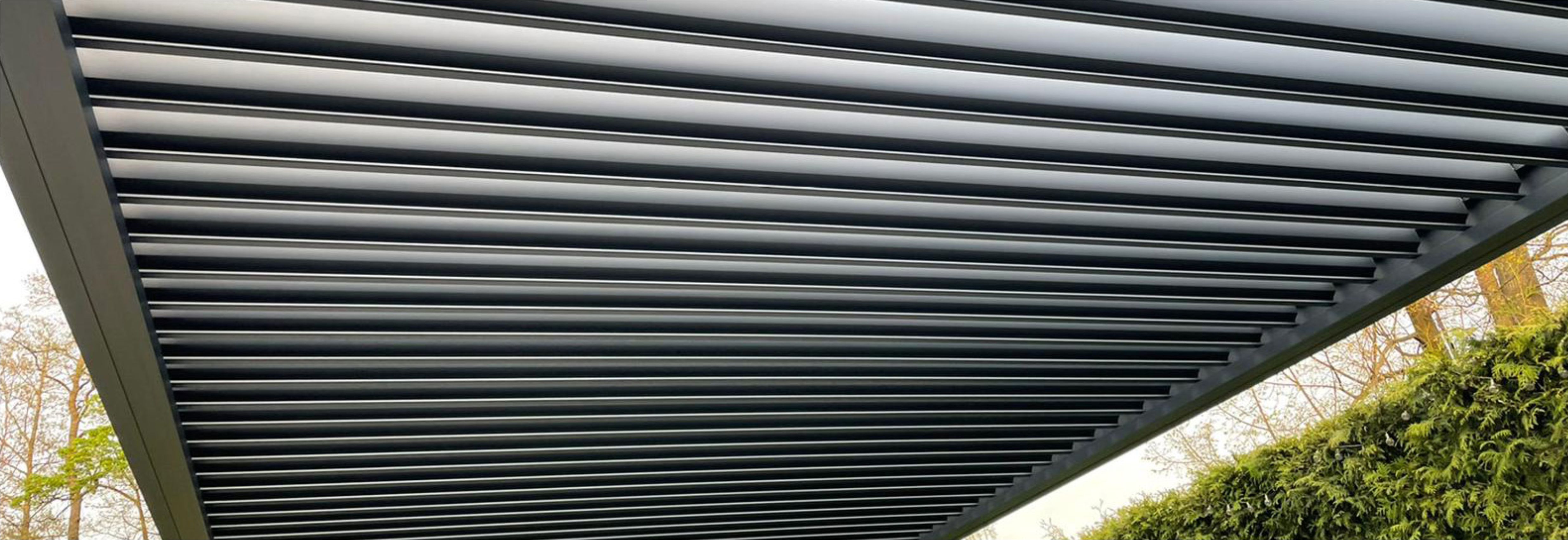 Zahradní pergola s otočnými lamelami – chytré řešení pro každé počasí