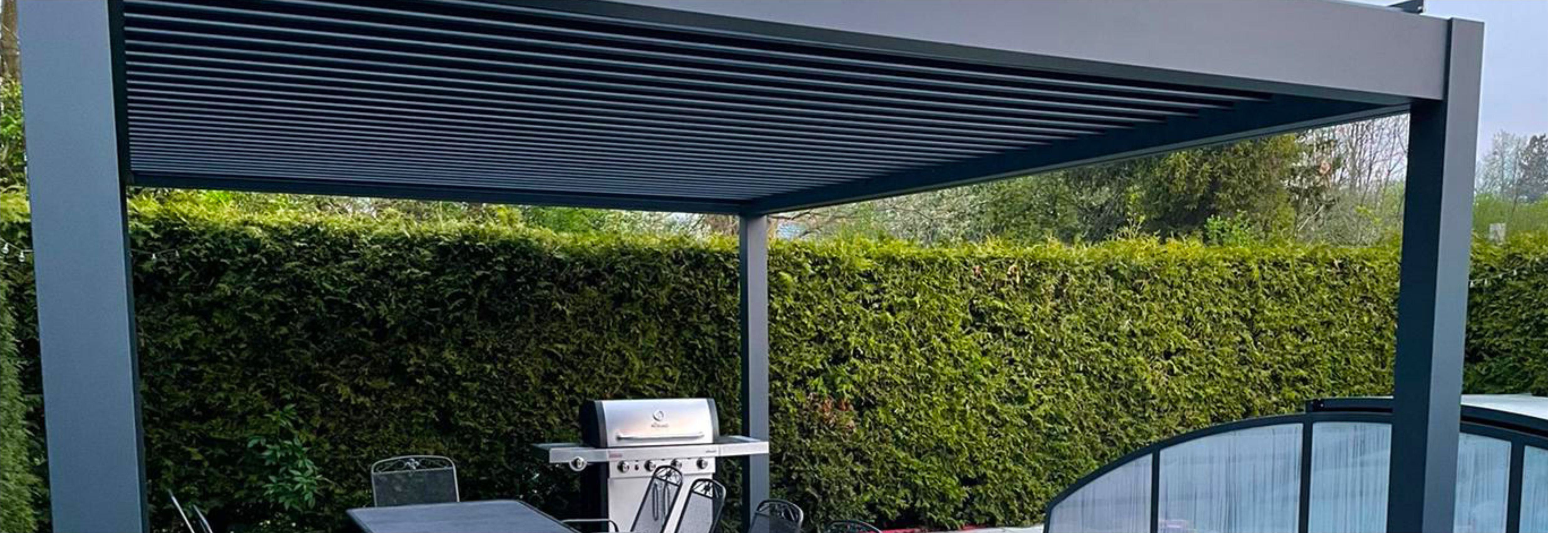 Bioklimatická pergola na moderní terase – stín a komfort po celý den