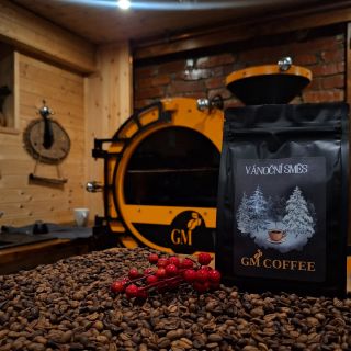 🎄🌍 Vánoce v každém doušku 🌍🎄 Naše sváteční směs spojuje hřejivou hloubku Kuby, květinovou eleganci Etiopie a exotickou...