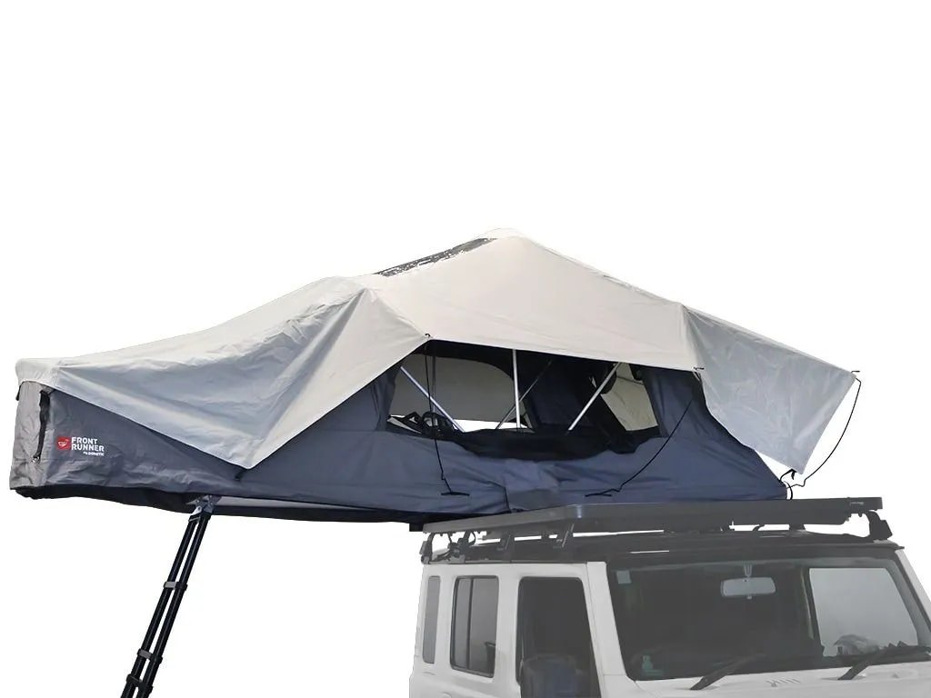 Otevřený skládací střešní stan Front Runner Feather-Lite II na vozidle.