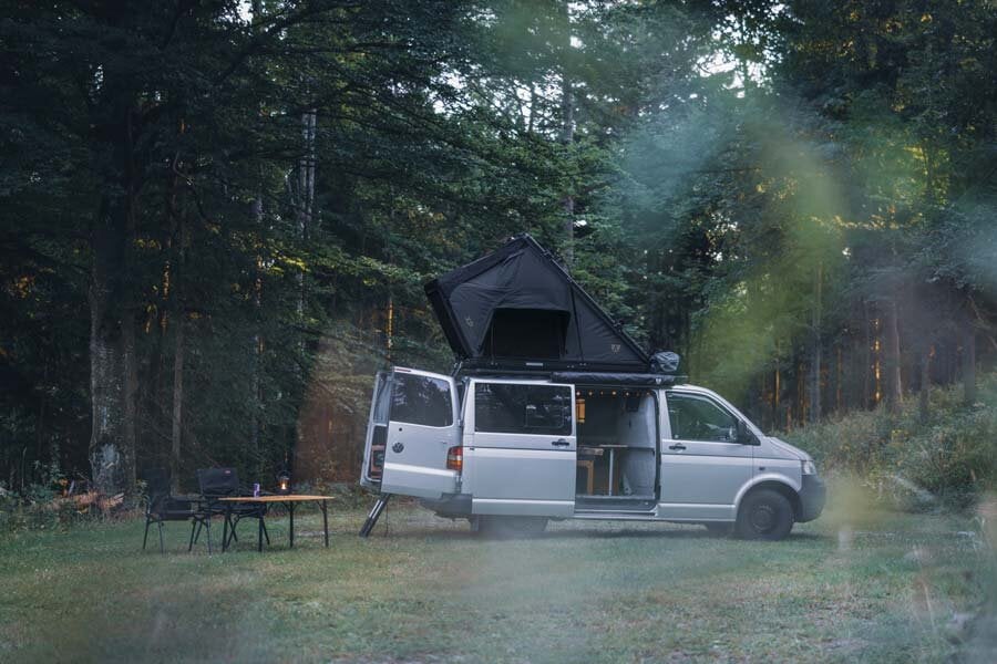 VICKYWOOD CUMARU XP 135 All Black rozložený na dodávce při kempování v lese