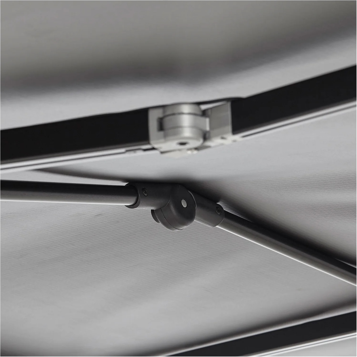 VICKYWOOD BRANCH AUTOMATIC – detail spojení ramene a plachty