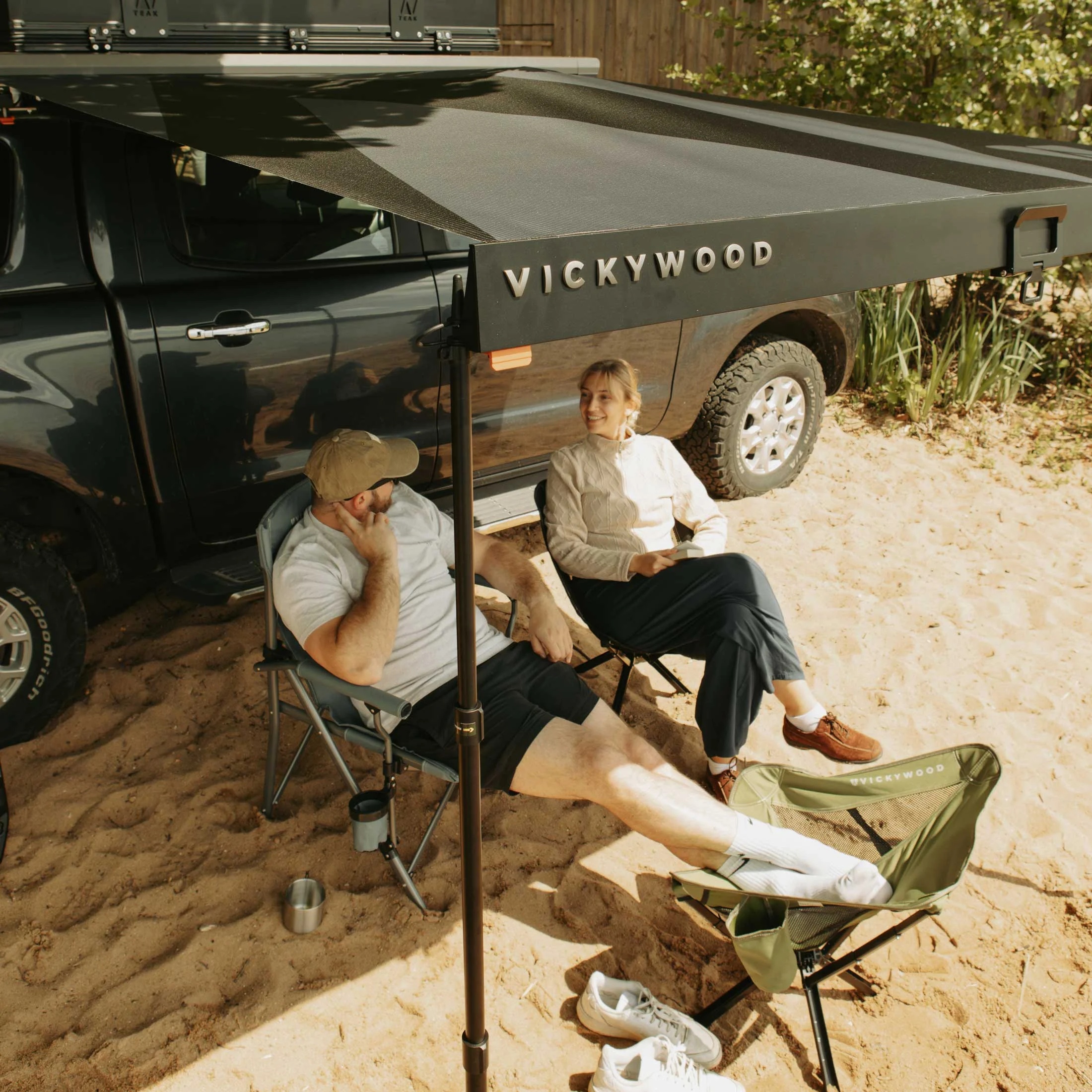 VICKYWOOD BRANCH AUTOMATIC – posezení pod markýzou při kempování
