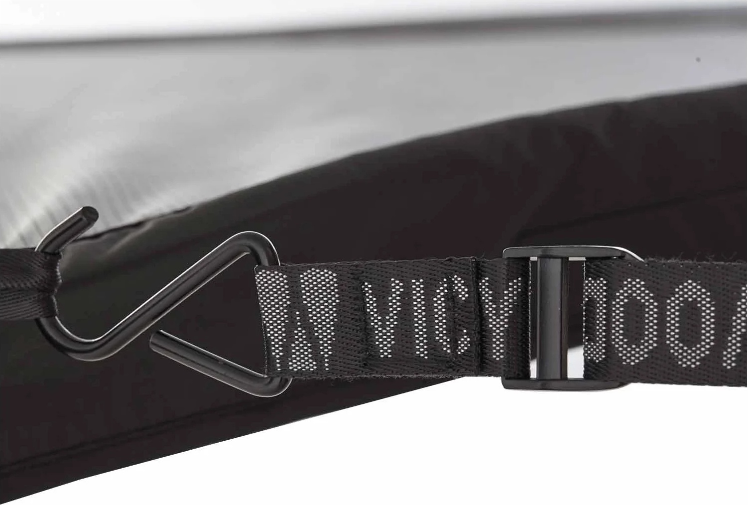 VICKYWOOD BRANCH CLEAN 270° – detail látky s logem