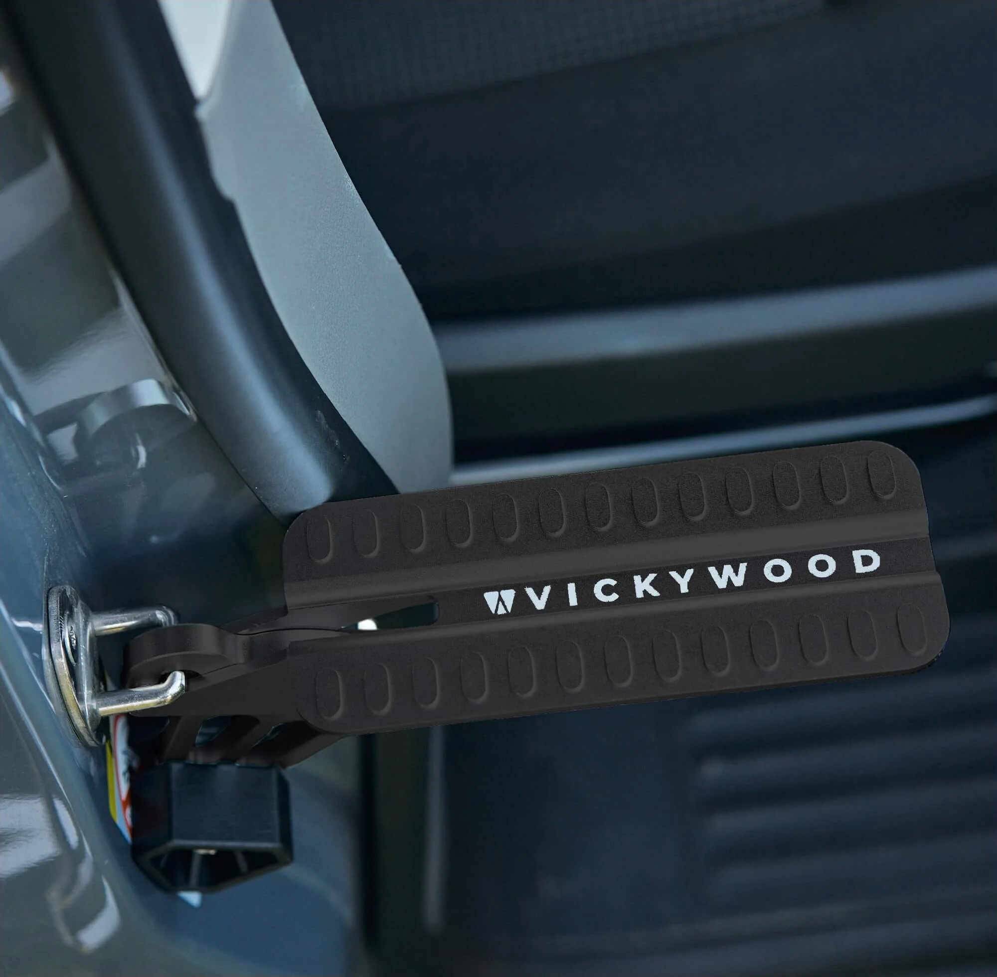 Detail nášlapu a gumové opěrky u dveří – VICKYWOOD
