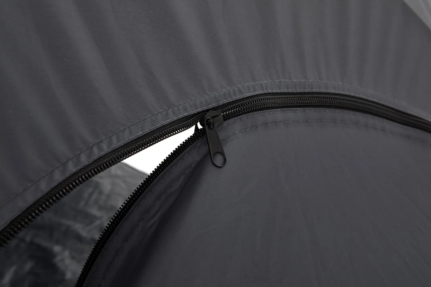 Detail okna a zipu – VICKYWOOD