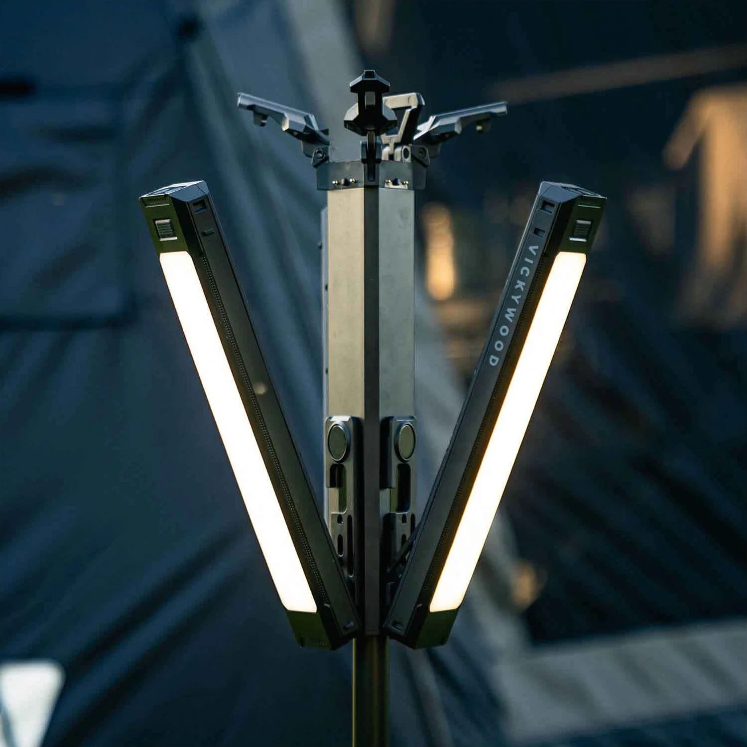 VICKYWOOD LIT3 TRIPOD – tři moduly rozevřené pro osvětlení okolí