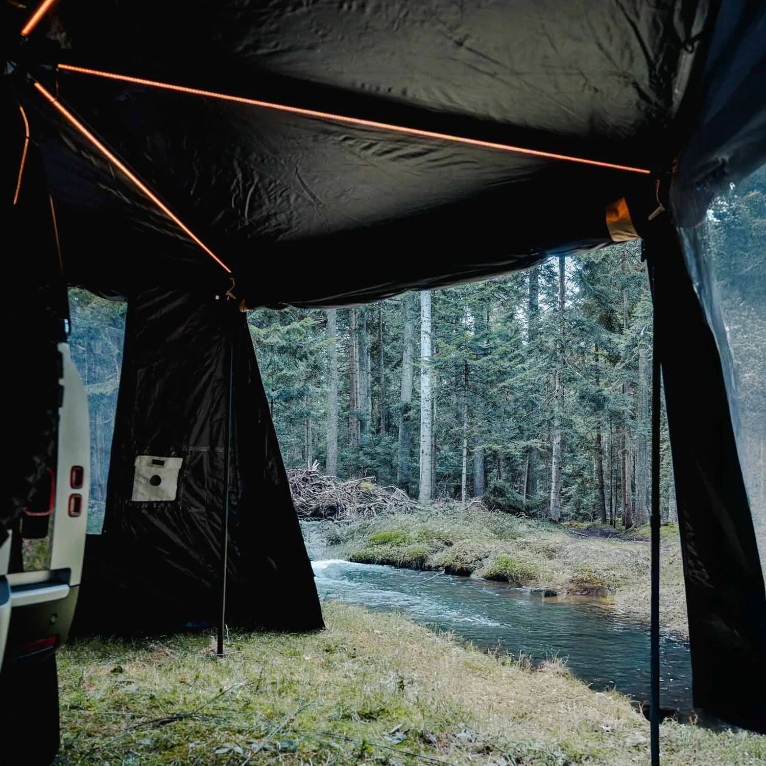 Pohled z prostoru pod markýzou přes otevřený vstup bočnic