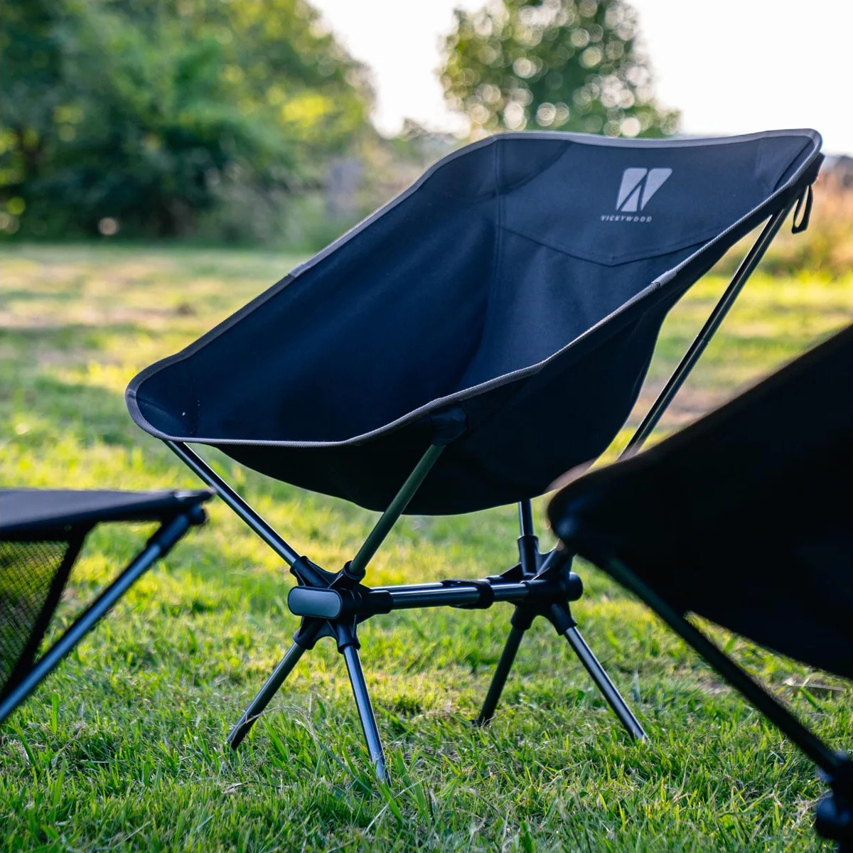 Židle LIGHTWEIGHT 2.0 při posezení venku