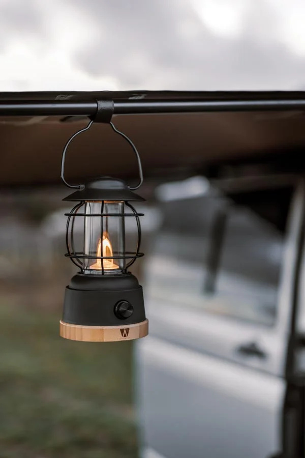 Lampa WOODY LANTERN zavěšená pod markýzou
