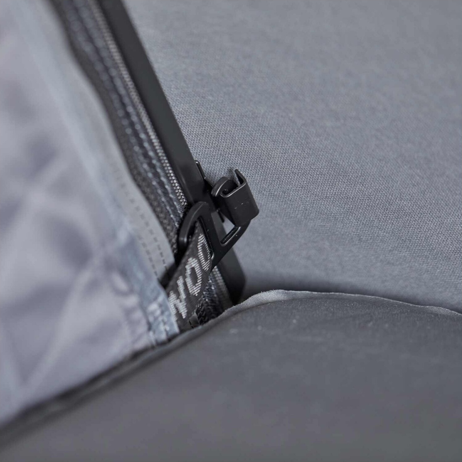 Detail upevnění termoizolační vložky CUMARU EASE