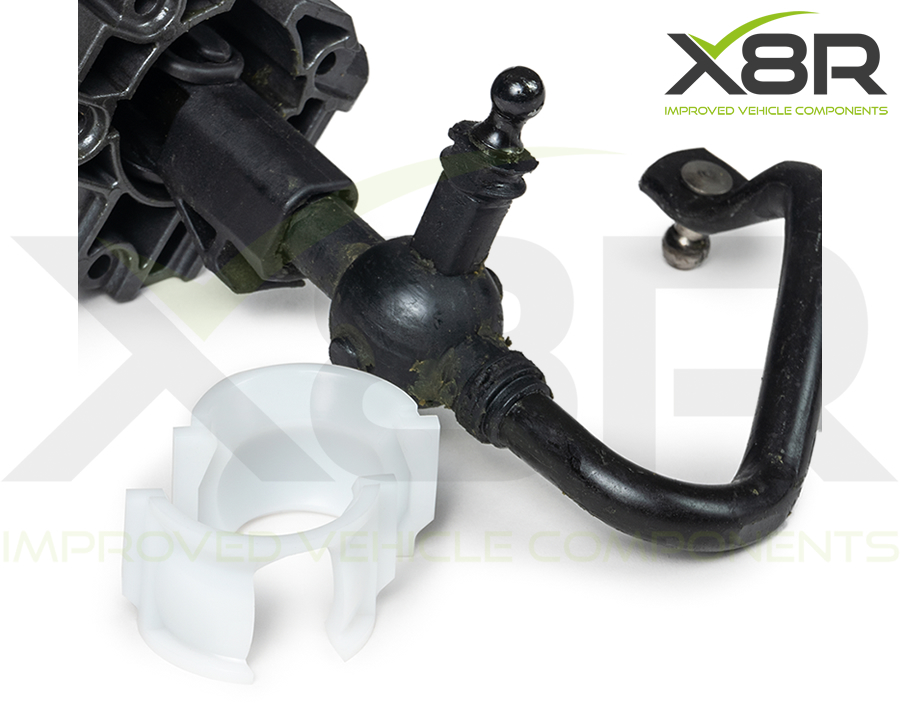 Nové dvoudílné pouzdro X8R0172 u rozebraného mechanismu řadicí páky