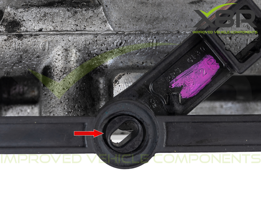 Detail oválně opotřebeného uložení původního plastového táhla OM642