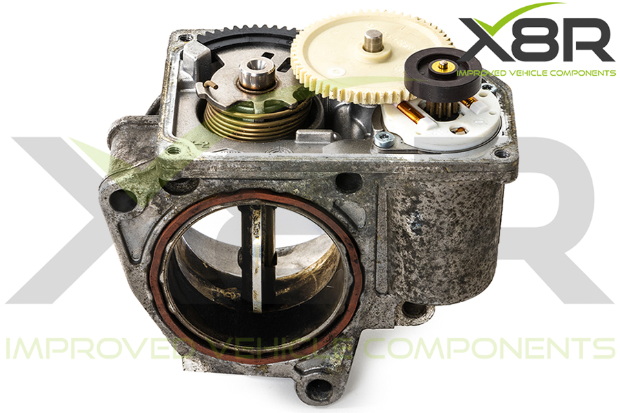 Původní mechanismus škrticí klapky s opotřebovaným nylonovým ozubením