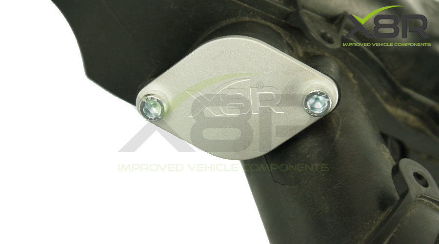 X8R0250 – detail výfukové záslepky s osazenými šrouby