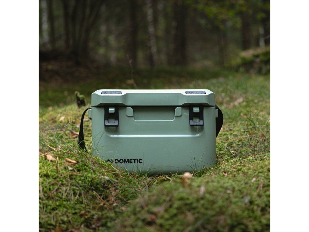 Mechově zelený pasivní chladicí box Dometic CI 15 při použití v přírodě