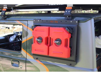 Alu-Cab držák kanystrů na vnějším MOLLE panelu Suzuki Jimny