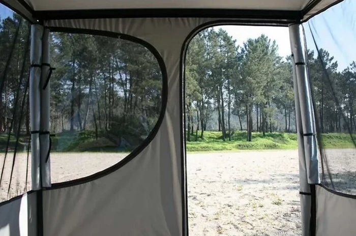 Velké okno s moskytiérou ve stěně markýzy James Baroud