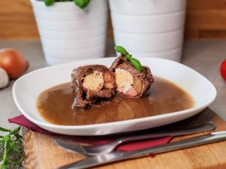 Spanisches Vögelchen 🐦‍🍽️ „Eine Scheibe saftiges Rindfleisch, mit Senf bestrichen und gefüllt mit Ei, Zwiebel, Speck,...