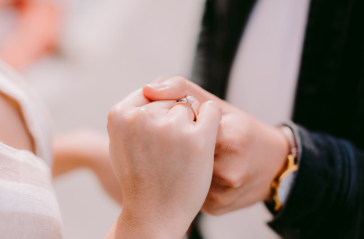 Zásnubný prsteň – Poradíme, ako vybrať ten pravý pre Vašu nastavajúcu.