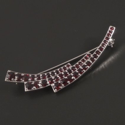 Stříbrná brož osazená granáty