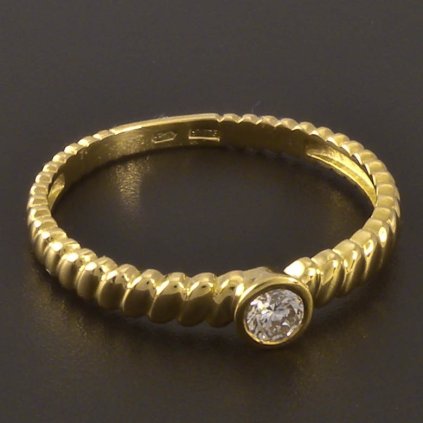 Zlatý prsten s briliantem a zdobenou šínou