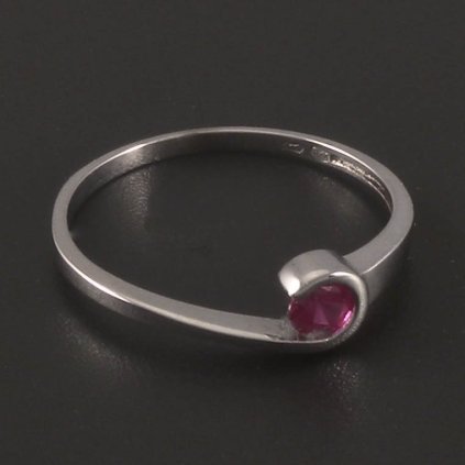 Jemný prsten s rubínem bílé zlato