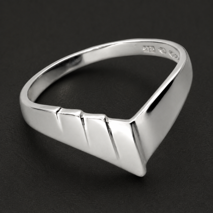 085 polished silver ring with v design