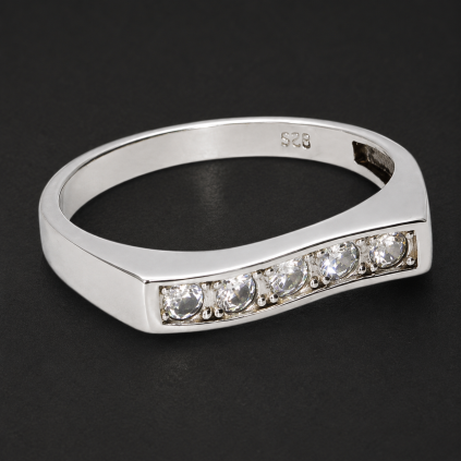 086 silver ring with clear gemstones close up