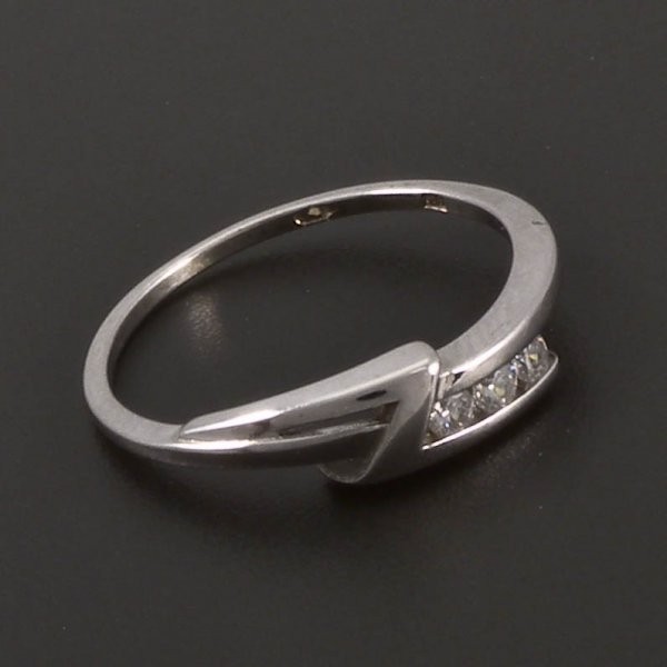 Goldpoint Stříbrný prsten tři bílé zirkony Velikost: 49