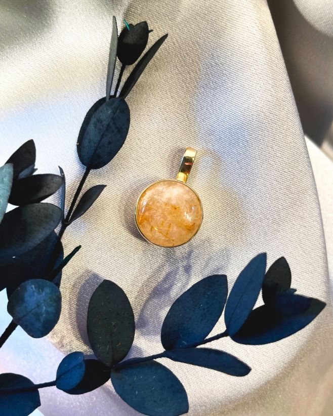 Sagenit je křišťál, ve kterém se jako kouzlem zachytily jemné zlatavé nitky. ✨ Říká se mu také Venušiny vlasy - podle...