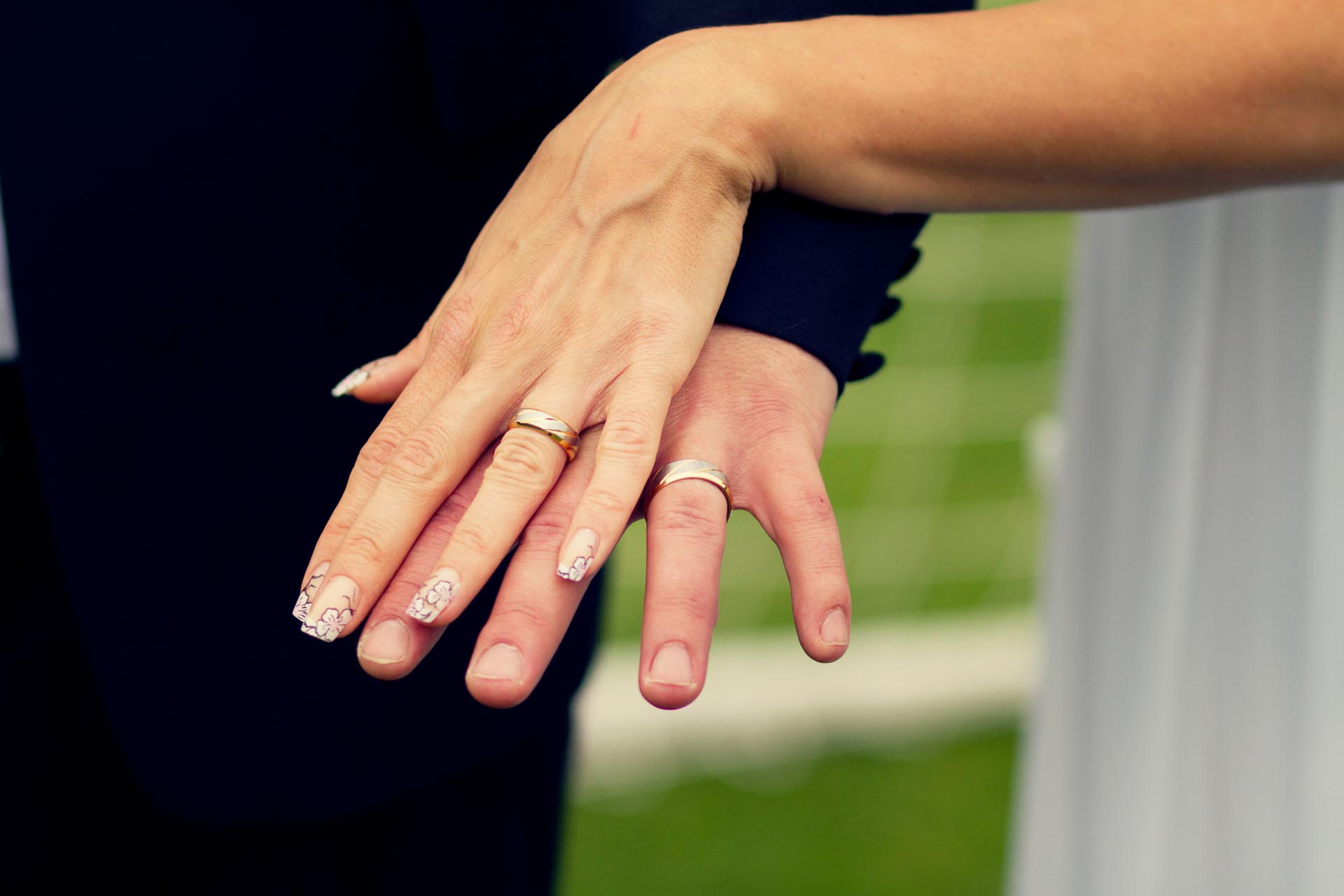 Jak nosit snubní a zásnubní prsteny?