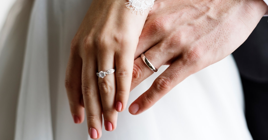 Rozdíl mezi snubním a zásnubním prstenem