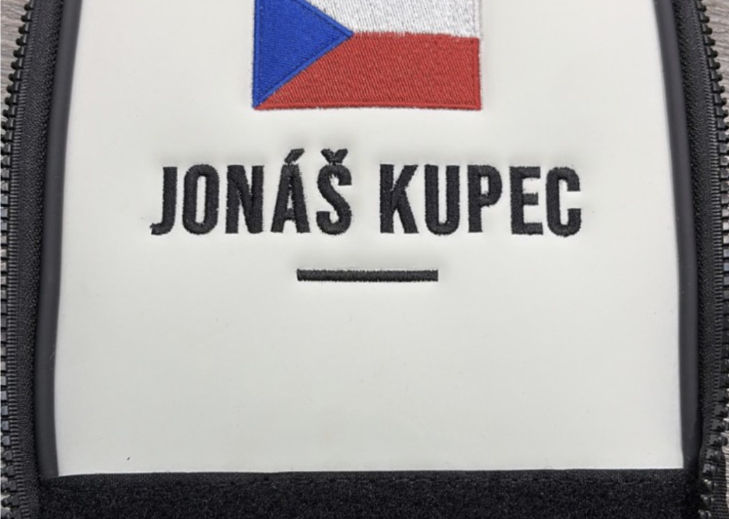 Personalizovaný golfový doplněk se jménem a českou vlajkou