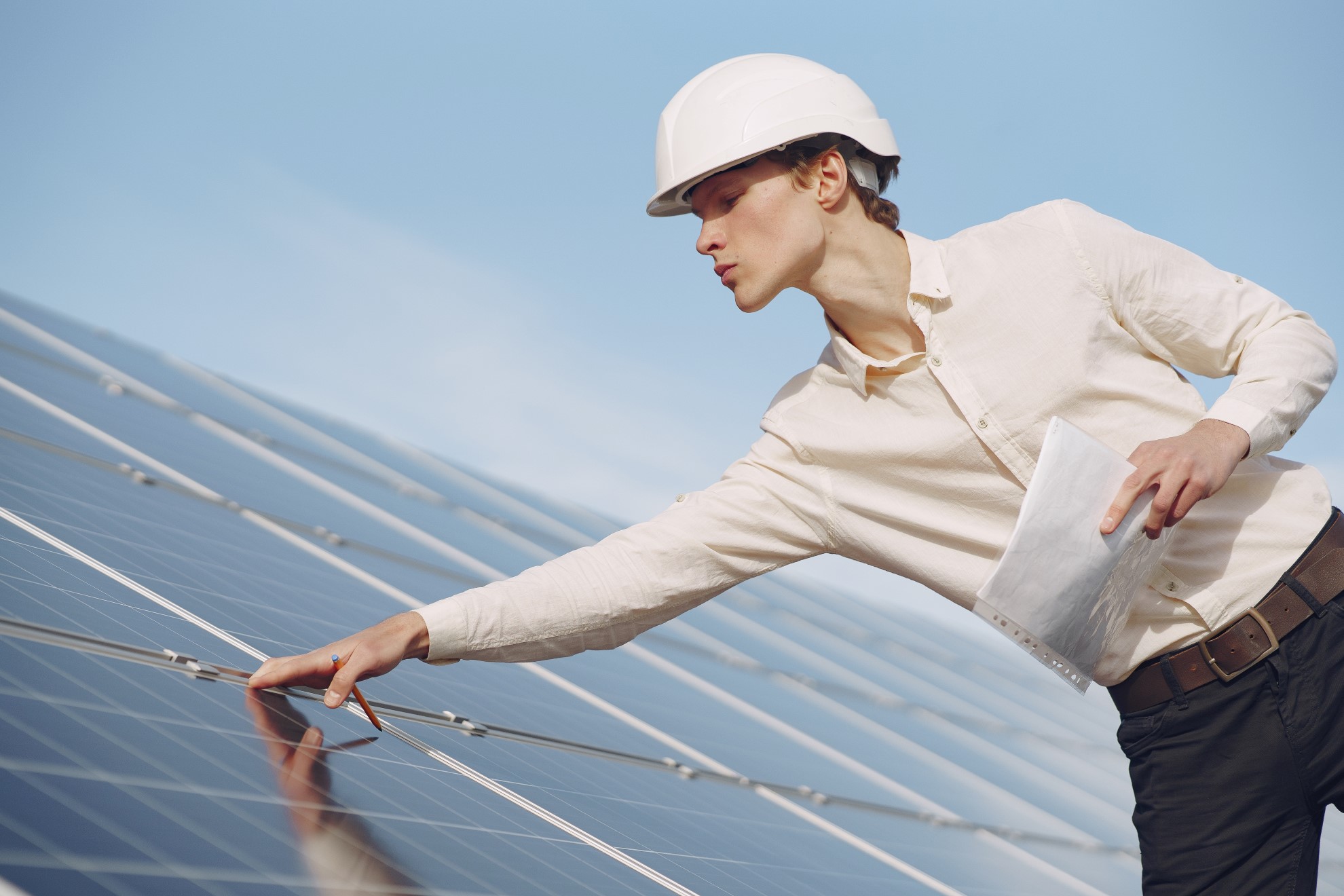 businessman-in-a-white-helmet-near-solar-battery-2021-08-29-00-37-23-utc