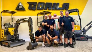 Náš servisní tým👨‍🔧 Parta profíků, kteří se postarají o váš stroj v záruce i po záruce – rychle, spolehlivě a přímo u vás...