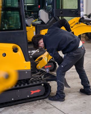 Našim zákazníkům zajišťujeme kompletní servisní zázemí – od záručního a pozáručního servisu přes mobilní servis v terénu...