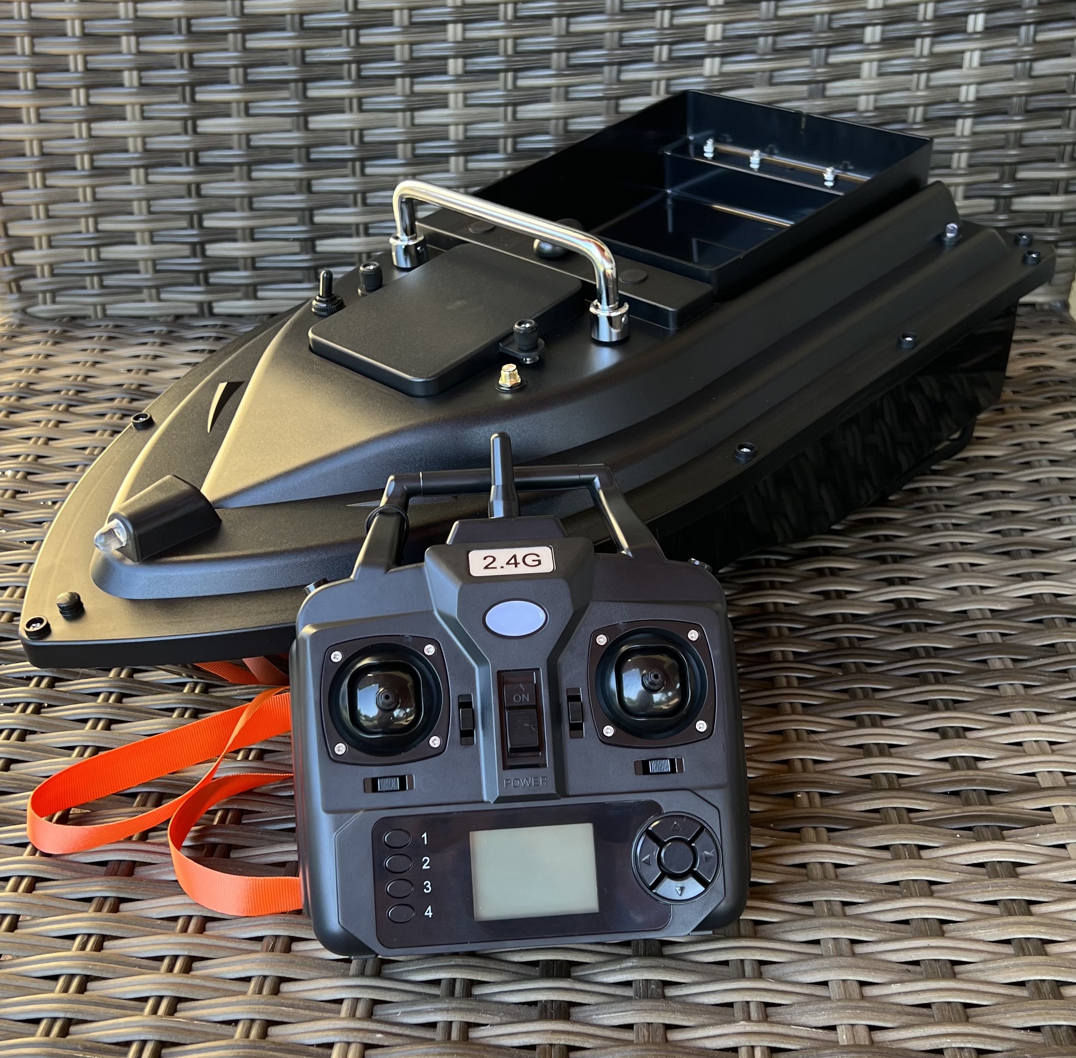 Jak spárovat ovladač se zavážecí loďkou?