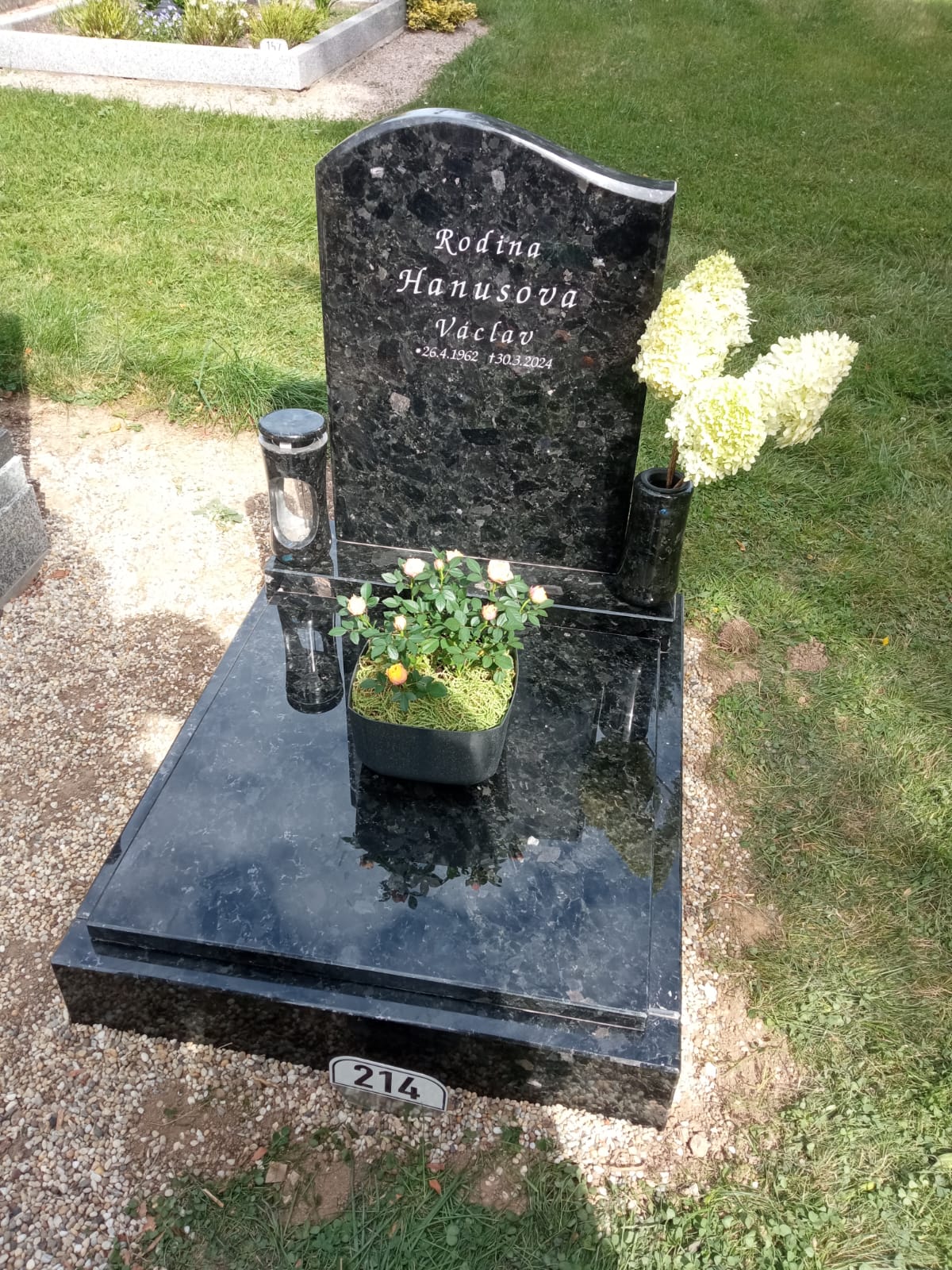 Realizace urnového hrobu z labradoritu ve Ždírci u Jihlavy