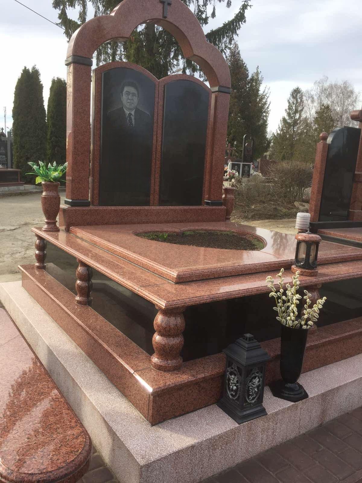 Zakázková rodinná hrobka z přírodního kamene – Mapple Red a Gabro Black