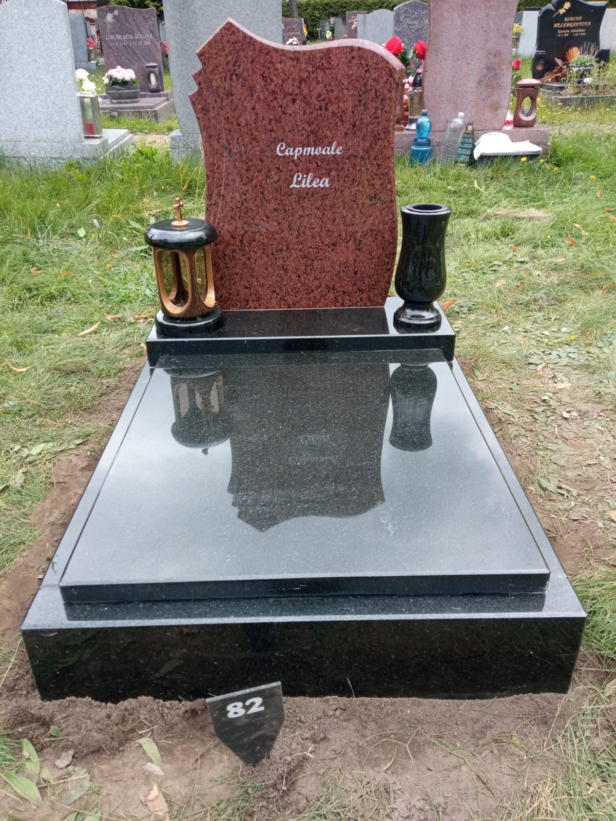 Urnový hrob Black/red